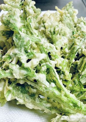 A picture of Crispy Chrysanthemum Tempura.