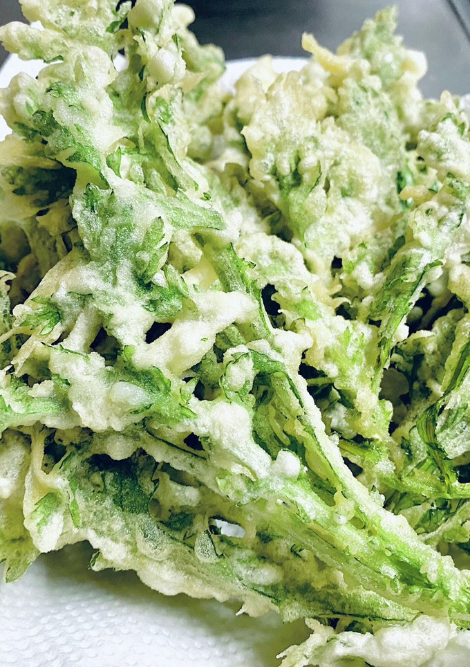 A picture of Crispy Chrysanthemum Tempura.