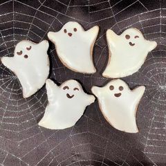 Halloween Ghost Spice Cookies (Zimtsterne Recipe) 👻 A picture of Halloween Ghost Spice Cookies (Zimtsterne Recipe) 👻.