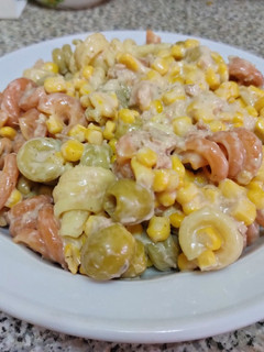 Una foto de Pasta trottole tricolor con salsa de yogur
