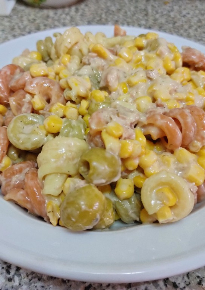 Una foto de Pasta trottole tricolor con salsa de yogur