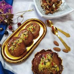 A picture of Stuffed bread malpua with rabdi.