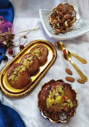 A picture of Stuffed bread malpua with rabdi.