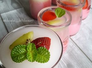 Foto resep Puding Strawberry Susu layer Jelly Kelapa Muda ala khey