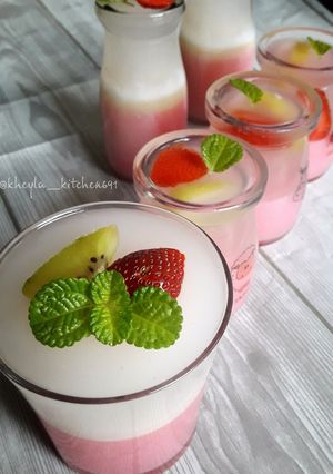 Foto resep Puding Strawberry Susu layer Jelly Kelapa Muda ala khey