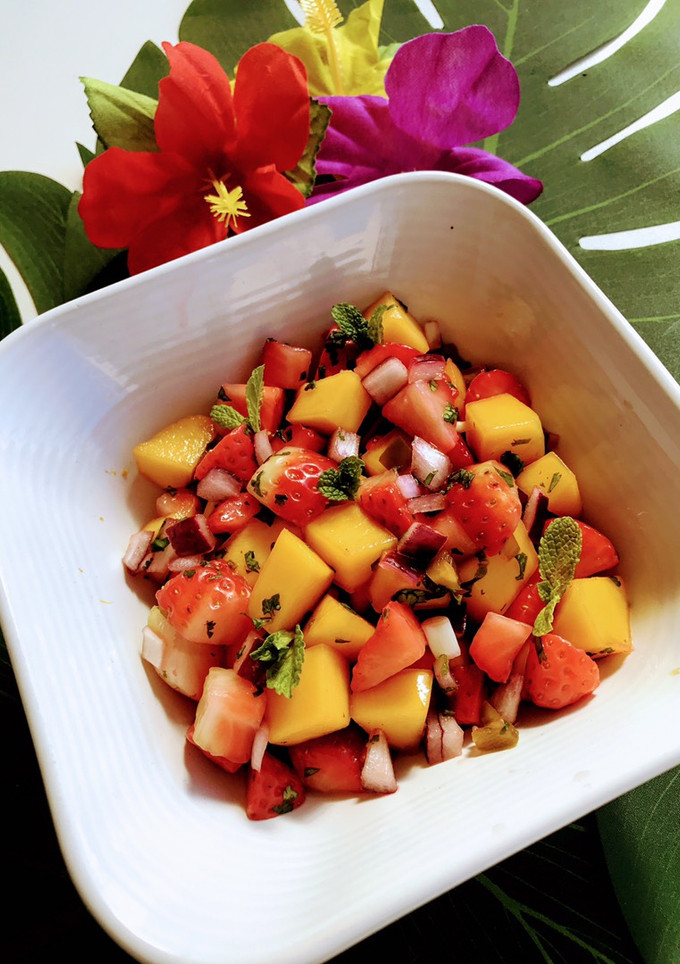 Una foto de Ceviche primaveral de mango y fresas