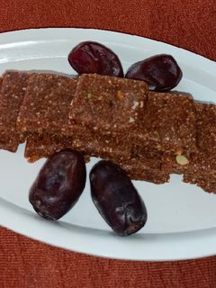 खजूर बर्फी (khajur barfi recipe in marathi) रेसिपी चे मुख्य फोटो