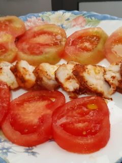 Una foto de Ensalada sencilla de tomate y rape alangostado