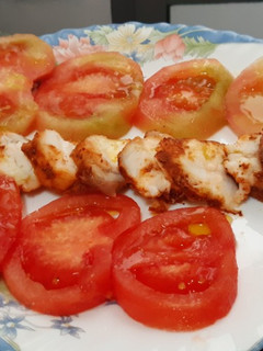 Una foto de Ensalada sencilla de tomate y rape alangostado