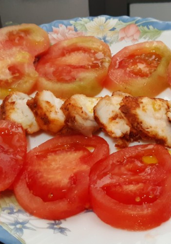 Una foto de Ensalada sencilla de tomate y rape alangostado