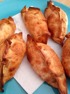 Una foto de Empanadas de jamón de pavo y quesos franceses