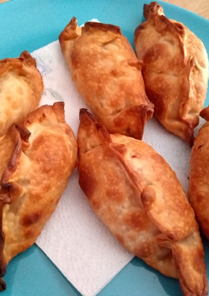 Una foto de Empanadas de jamón de pavo y quesos franceses