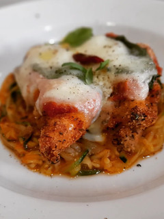 Una foto de Pollo a la parmesana con espaguetis de calabacín