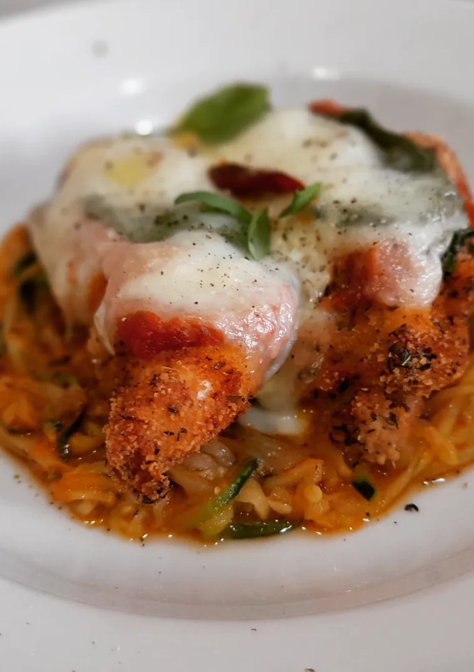 Una foto de Pollo a la parmesana con espaguetis de calabacín