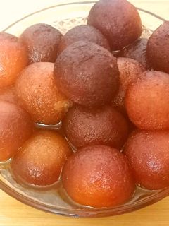 मावा गुलाब जामुन (Mawa gulab jamun recipe in Hindi) रेसिपी मुख्य फोटो