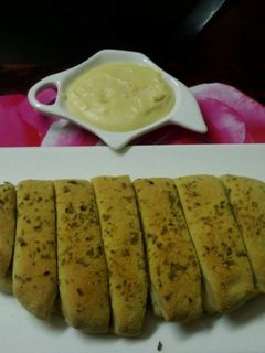 A picture of Dominos style garlic bread.