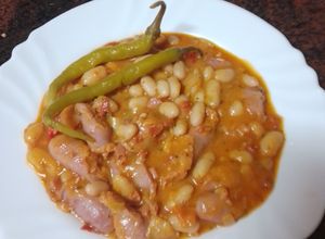 Una foto de Judías compuestas con longaniza fresca y piparras