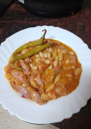 Una foto de Judías compuestas con longaniza fresca y piparras