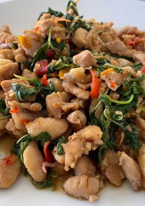 A picture of Stirred fried Chicken with holy basil.