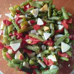 Foto principal de Ensalada de judías verdes y piquillos con huevo 🥗🥚