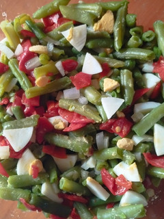 Una foto de Ensalada de judías verdes y piquillos con huevo 🥗🥚