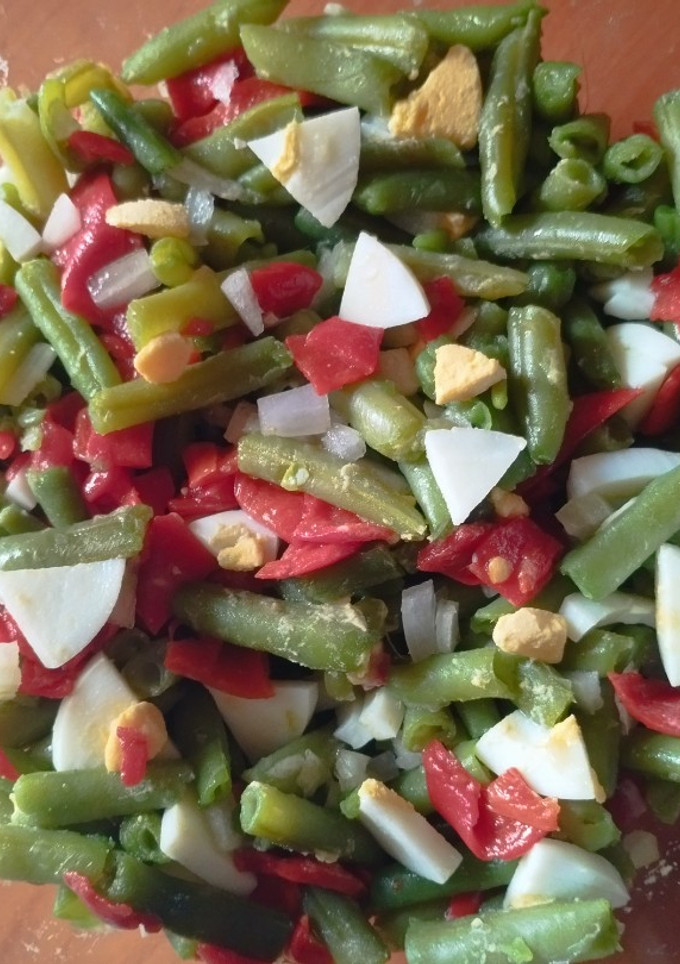 Una foto de Ensalada de judías verdes y piquillos con huevo 🥗🥚