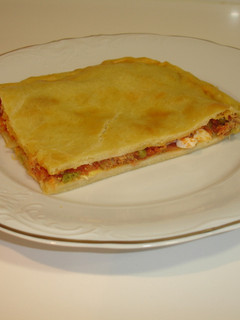 Una foto de Empanada casera de tomate, atún y otros
