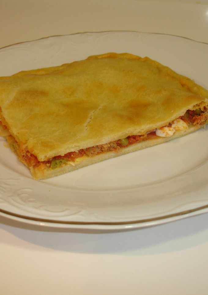 Una foto de Empanada casera de tomate, atún y otros