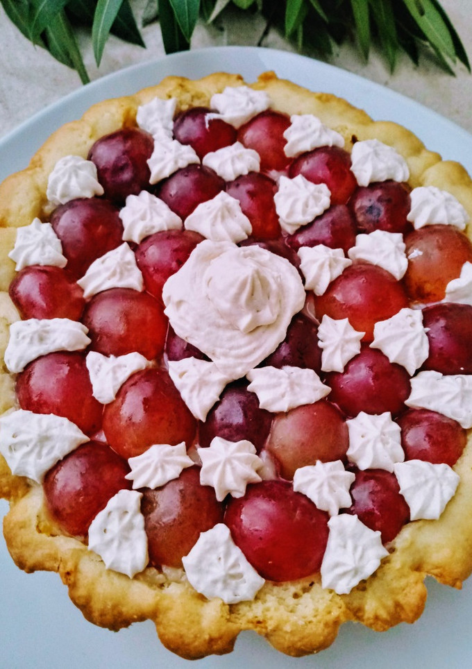 Una foto de Tarta con crema pastelera y frutas