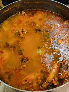 Una foto de Caldo de Camarón con Vegetales y Chile Guajillo