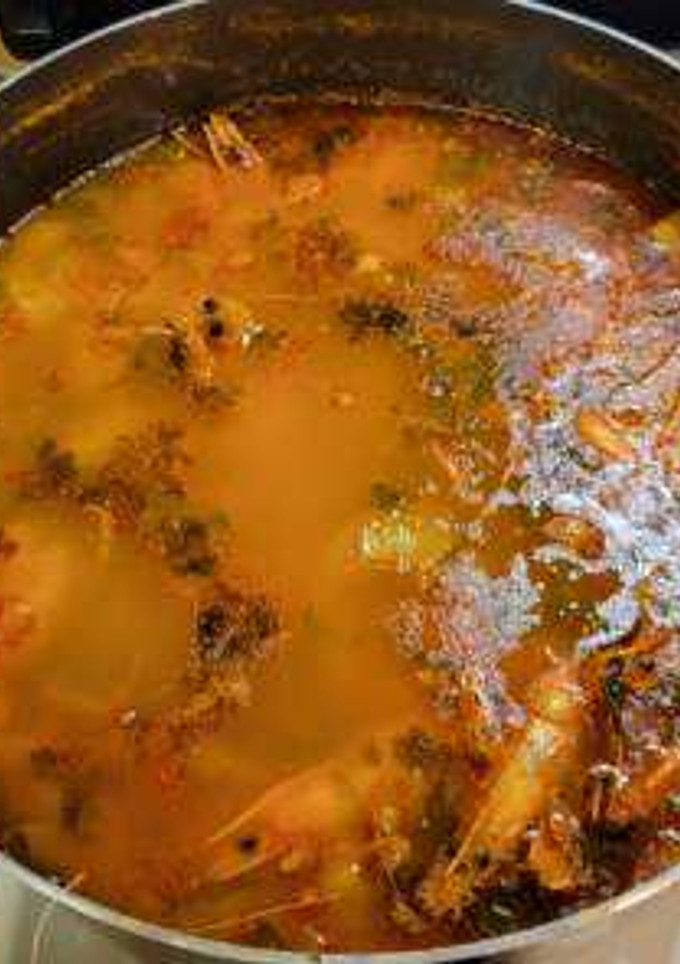 Una foto de Caldo de Camarón con Vegetales y Chile Guajillo