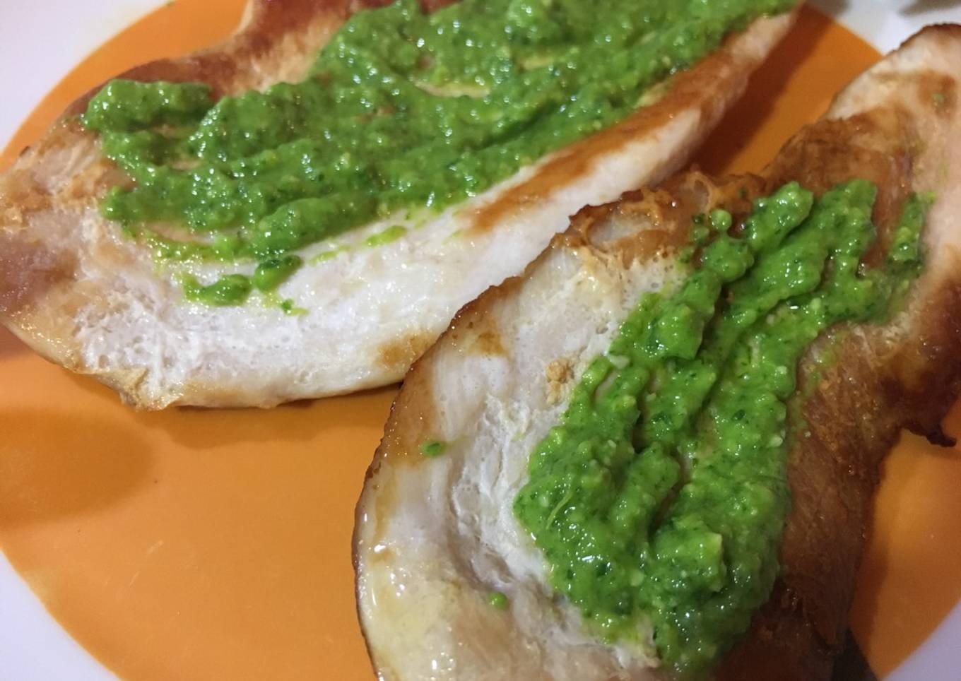 Pechugas a la plancha con pesto de rúcula