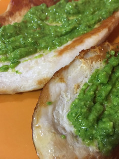 Una foto de Pechugas a la plancha con pesto de rúcula