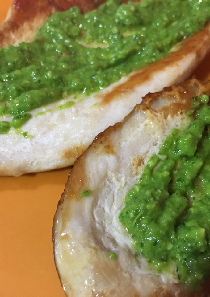 Una foto de Pechugas a la plancha con pesto de rúcula