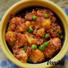 A picture of Aloo matar.