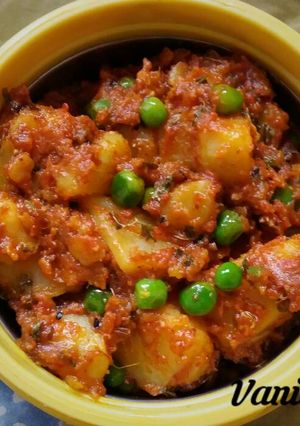 A picture of Aloo matar.