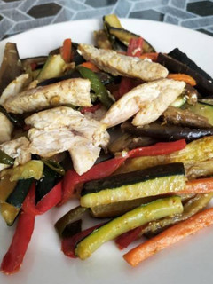 Una foto de Salteado de verduras con pollo al curry