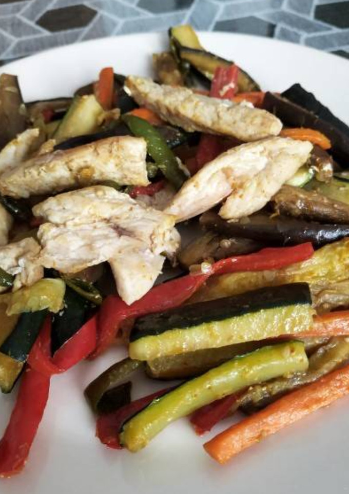 Una foto de Salteado de verduras con pollo al curry