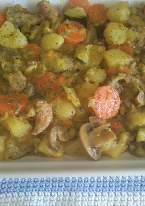 Una foto de Estofado de pavo con verduras🧡💛💚