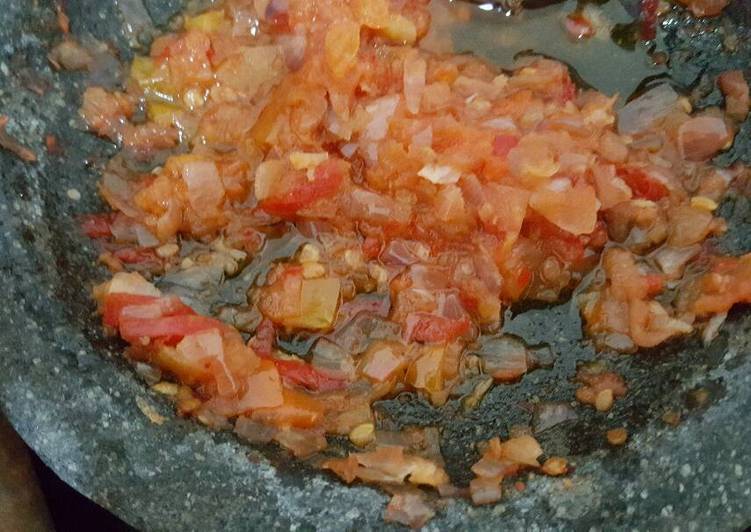 Resep Dabu-Dabu (Sambal) Ikan Goreng ala Manado, Enak Banget