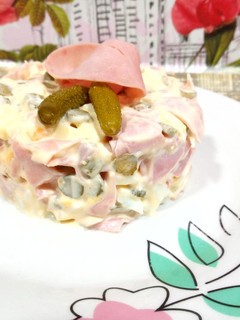 Una foto de Ensaladilla York con pepinillos