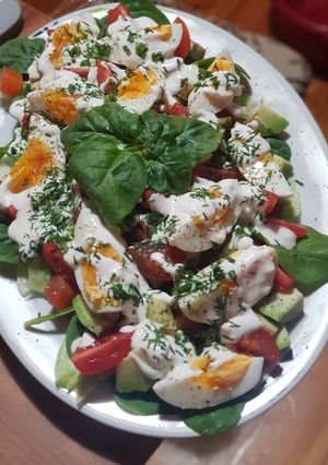 Zdjęcie przepisu Sałatka z łososiem wędzonym i avocado.