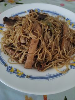 Una foto de Fideos de arroz con pollo y verduras