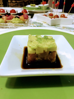 Una foto de Bocaditos de tartar de atún rojo y aguacate