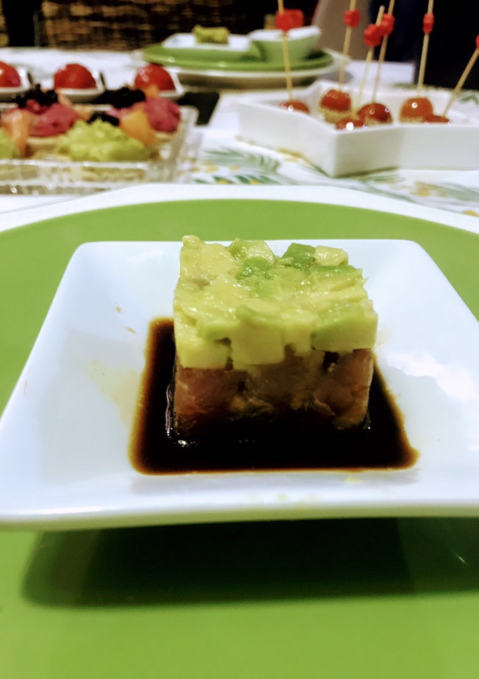 Una foto de Bocaditos de tartar de atún rojo y aguacate