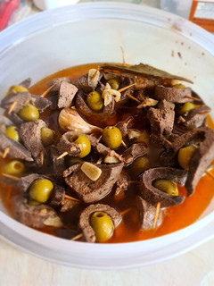 Una foto de Pincho de hígado y aceitunas
