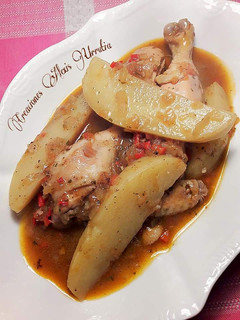 Una foto de Pollo estofado con patatas y especias kabsa de Arabia Saudita
