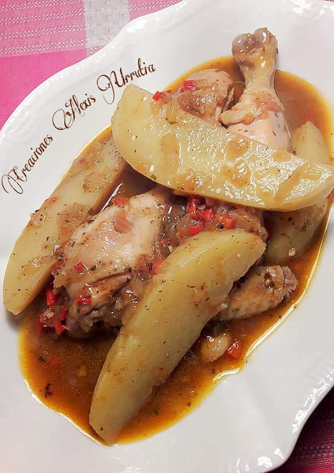 Una foto de Pollo estofado con patatas y especias kabsa de Arabia Saudita
