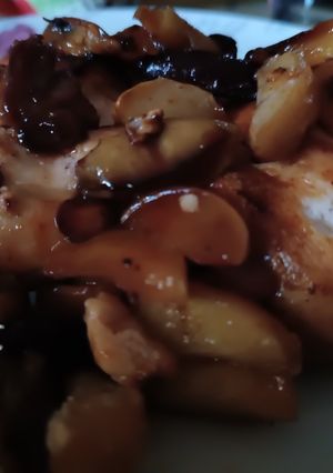 Una foto de Pollo asado con manzana, dátiles y pasas