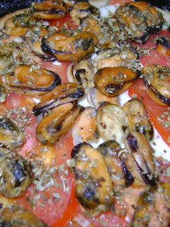 Una foto de Pizza bianca con mejillones